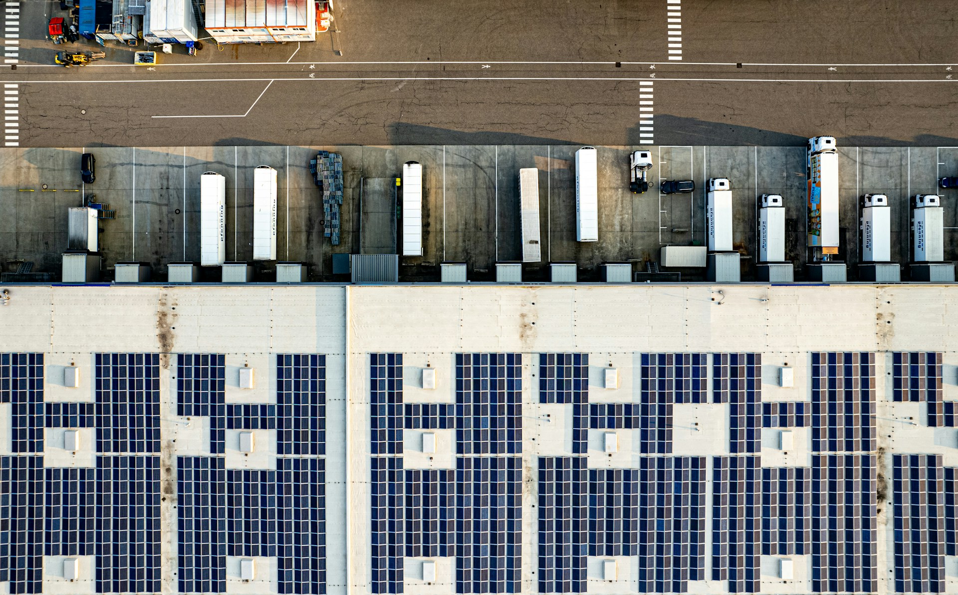 Panneaux solaires sur toit d'entreprise
